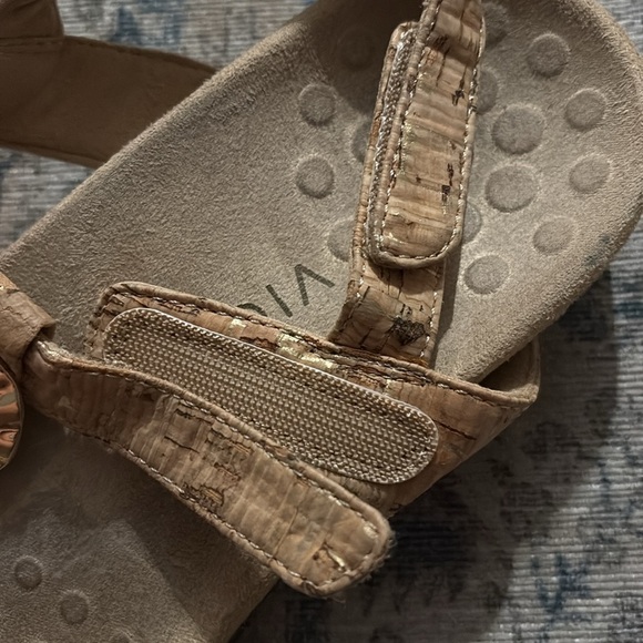 Vionic Gold Sandals with Cushioned Footbed and Ankle Strap - size 7.5 - Picture 4 of 7